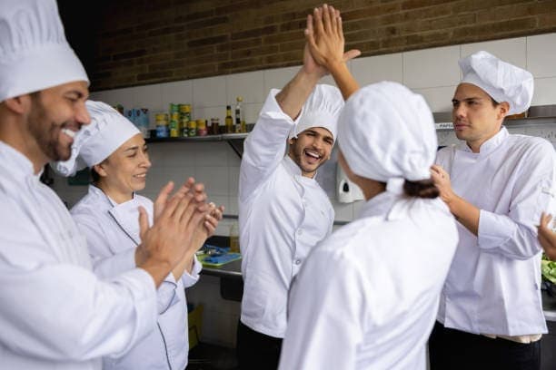 Equipo participando en el Cooking Team Building